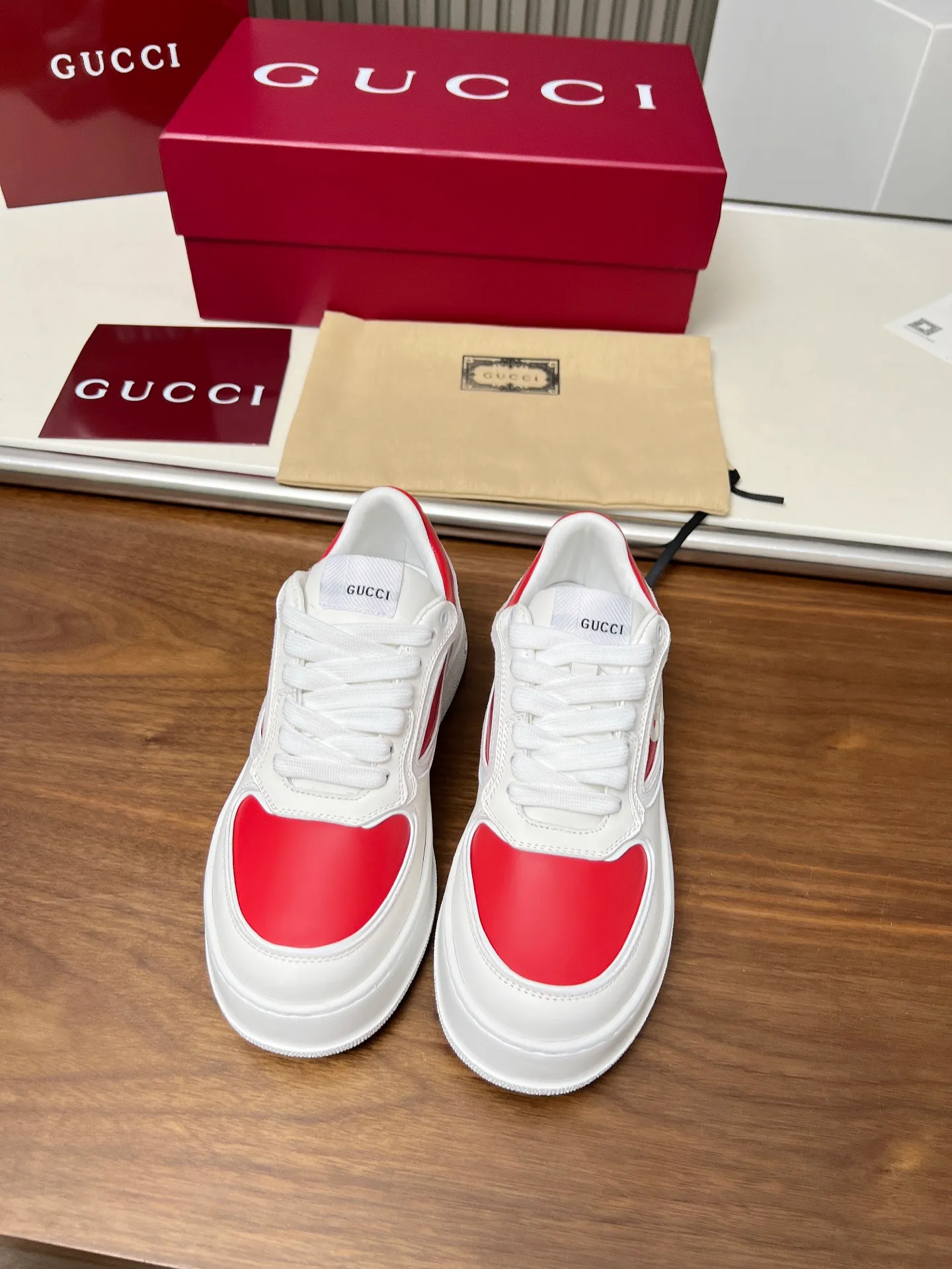 👟👟Ex-factory price 560👟👟Gucci casual sneakers, top version! Oil edge craftsmanship🌸🌸🌸1:1 reproduction. New model for early spring, creating a perfect style💣💣💣street style🔥🔥🔥Cool and stylish C-position fashionable outfit with retro and futuristic feel🌹🌹🌹Classic shoe shape, showing exquisite texture! Open mold to customize high-density outsole. Comes fully packaged. Size: Female 35-46. Fabric: Imported cowhide...men and women